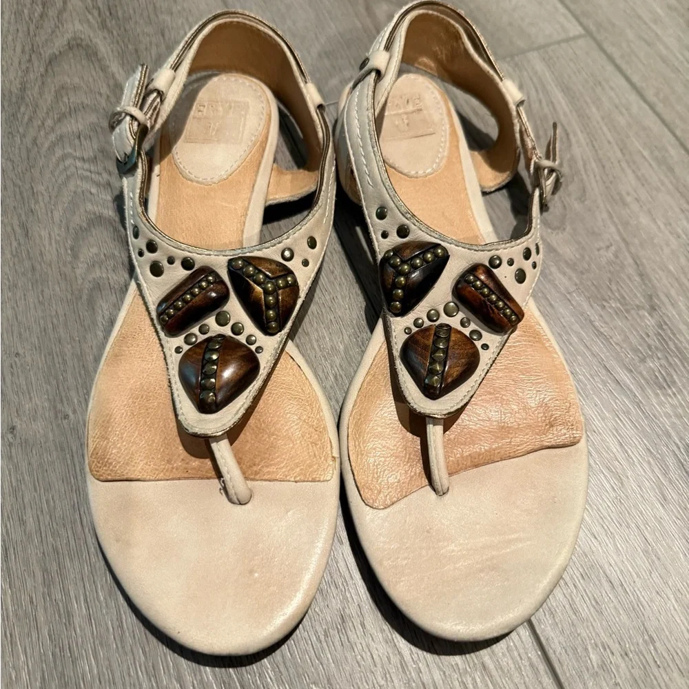 Frye Laurel Ornament Beige Sandals with Beaded Detail Size 8 - Picture 1 of 8